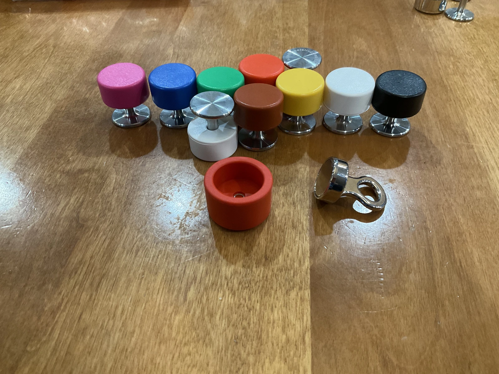 SEGUFIX-style magnetic pin locks, colored caps, and keys.